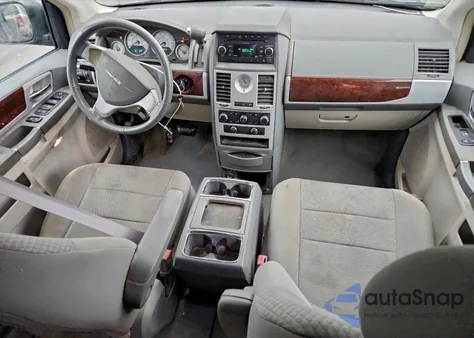 2010 Chrysler Town & Country Touring z USA, uszkodzony, nr VIN 2A4RR5D10AR357659